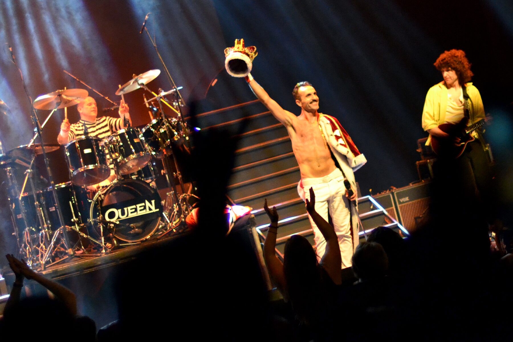 Flash Queen tribute with Freddie Mercury raising the crown on stage